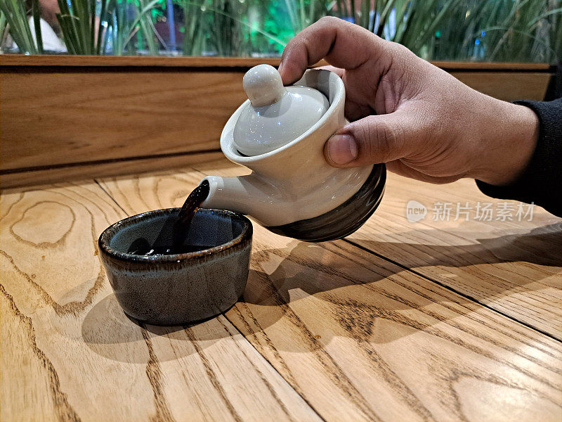 Soy sauce is one of the most popular seasonings in Southeast Asian cuisine in the West. It is called soy sauce, silao, or shōyu. It is made with soybeans, wheat or barley, fermented water and salt
